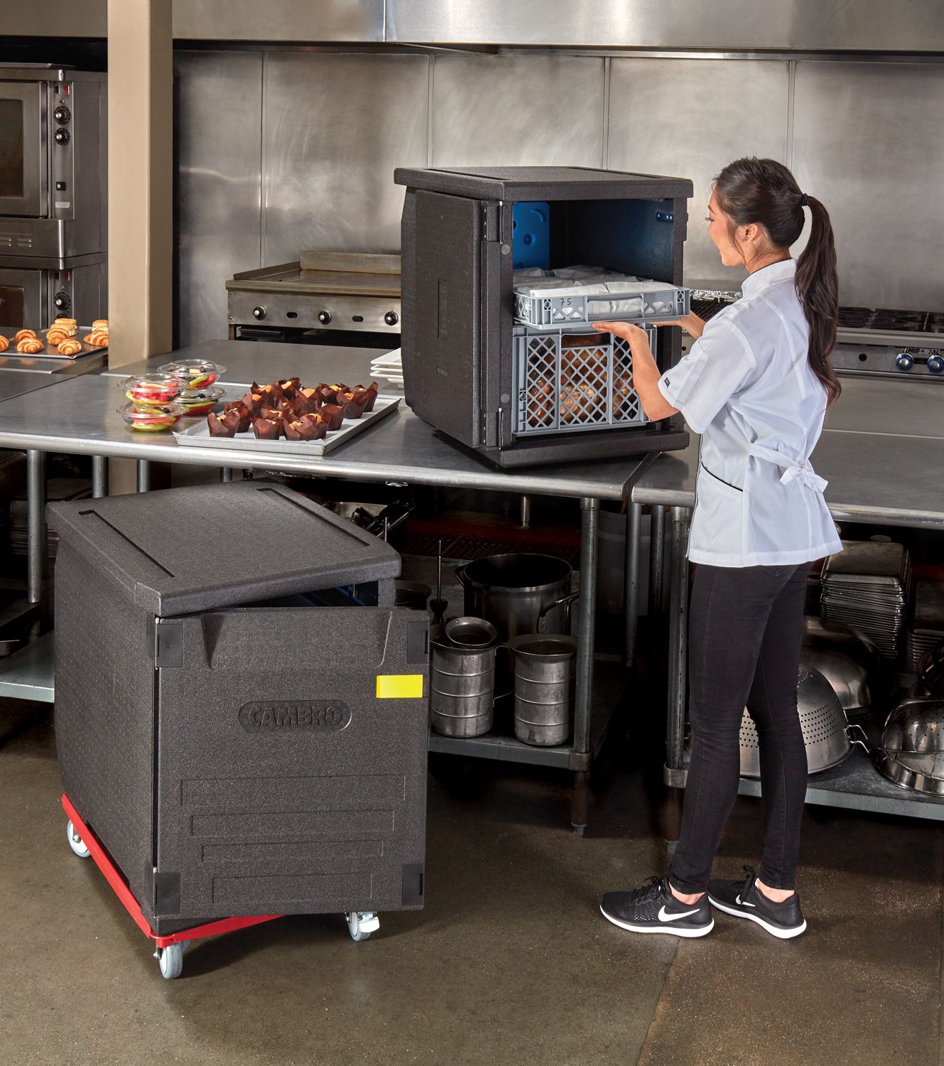 Termoizolačný box Cam GoBox s predným plnením pre nádoby, bez drážok, Cambro, 155 l – Obrázok 18